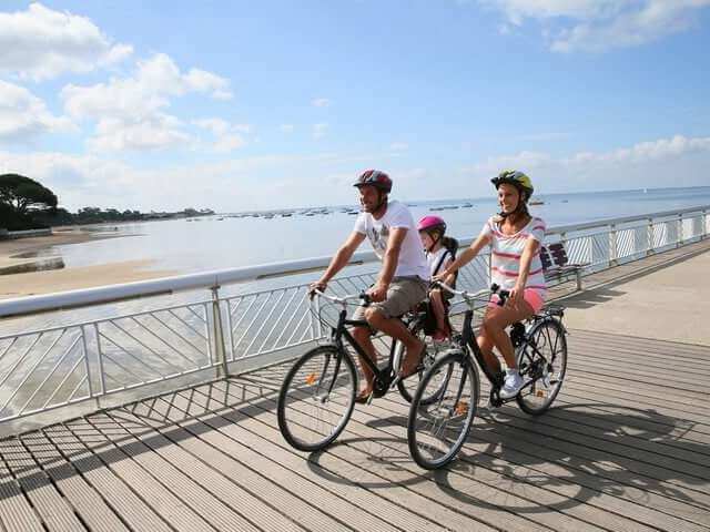 Paseo en bicicleta junto a la playa