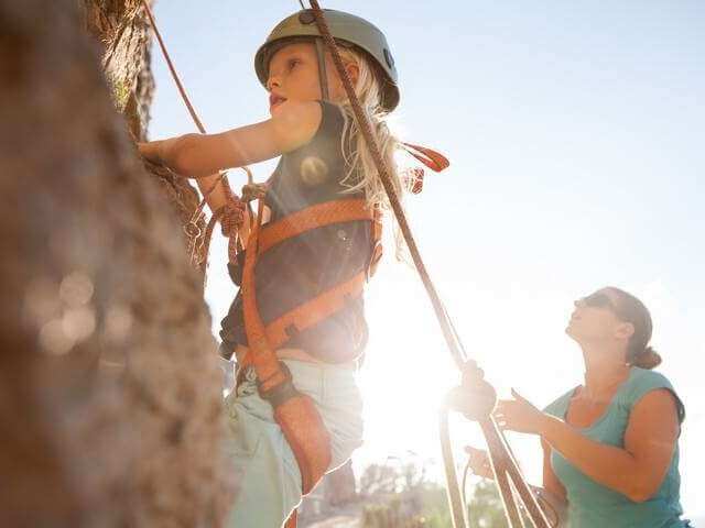 escalando la montaña de los niños